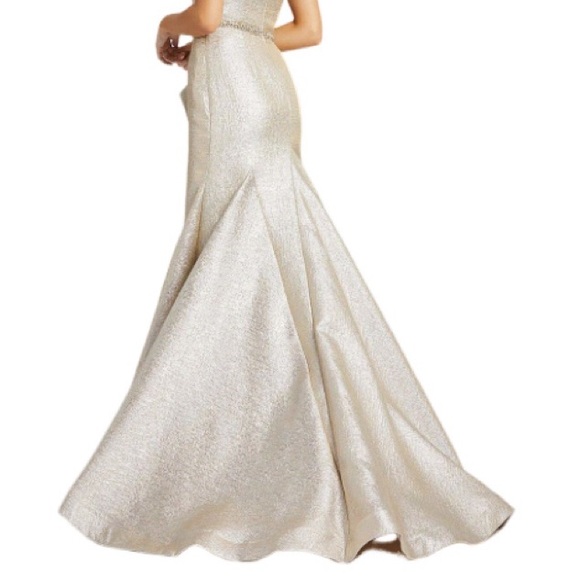 NWT Mac Duggal 66975M Oyster Metallic One Shoulder Front Slit Ruffle Gown - Sz 6 - Picture 3 of 12